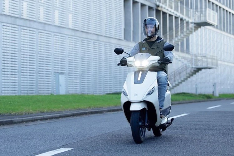 Xe máy điện Suzuki e-Access mở bán, dự đoán hơn 29 triệu đồng