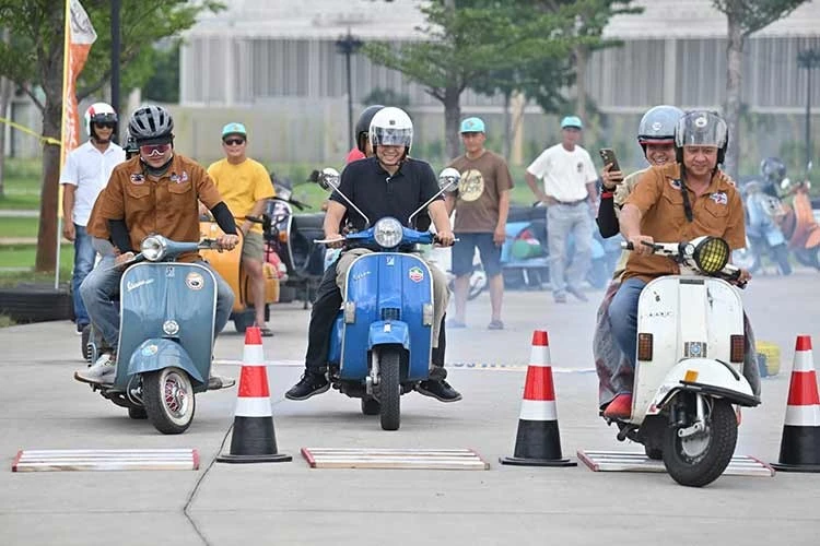 [GALLERY] Hàng trăm ôtô, xe máy cổ tụ hội tại Vietnam Scooters Fest 2026 