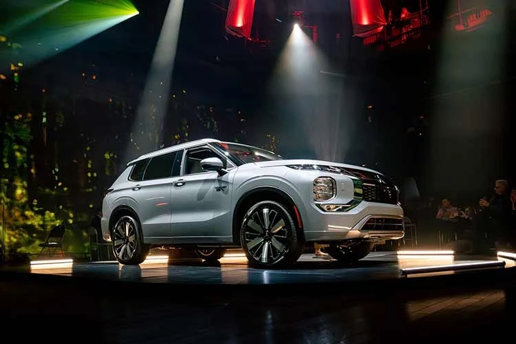 Mitsubishi Outlander PHEV 2026 ra mắt - SUV xăng lai điện từ 1,4 tỷ đồng