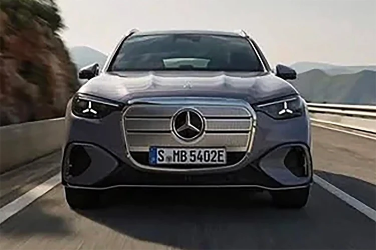 Mercedes GLC EV 2026 lộ diện trước giờ ra mắt, có gì "đấu" BMW iX3