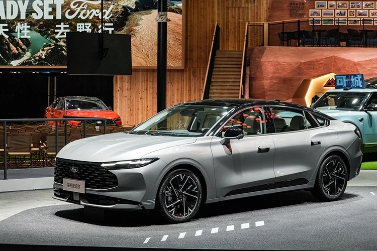 Ford Mondeo 2026 ra mắt thị trường tỷ dân, thiết kế đẹp như Mustang