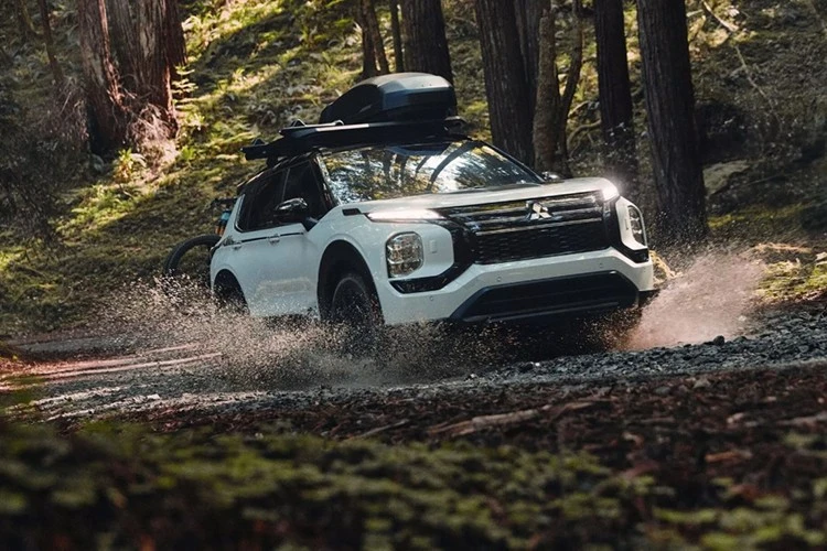 Cận cảnh Mitsubishi Outlander Trail Edition 2025 giá từ 39.295 USD