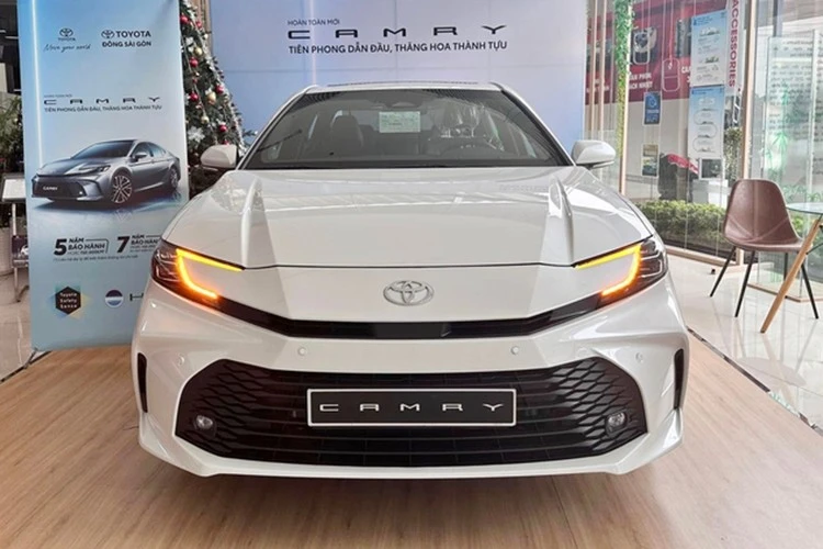 Toyota Camry đang được giảm giá bán tới 100 triệu đồng