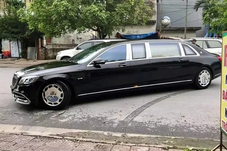 "Tóm gọn" Mercedes-Maybach S650 Pullman bạc tỷ của đại gia đất mỏ