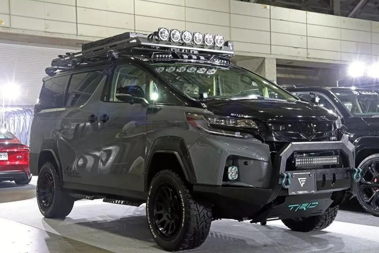 Ngắm MPV Toyota Alphard độ siêu hầm hố theo phong cách Land Cruiser