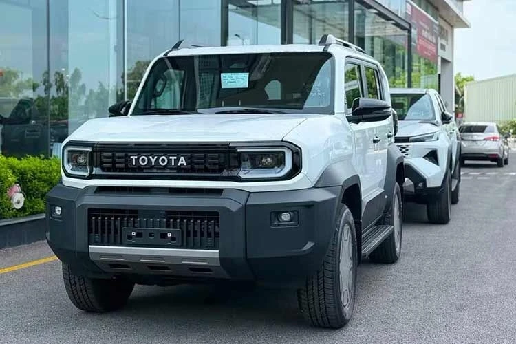 [GALLERY] Toyota Land Cruiser FJ khan hàng, đại lý "kèm lạc" thêm 50 triệu