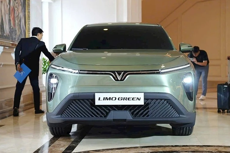 VinFast Limo Green giá 749 triệu đồng, chạy 450km/lần sạc