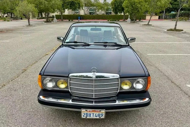 Ngắm Mercedes-Benz 300 CD 1985 tuyệt đẹp, chưa đến 200 triệu đồng