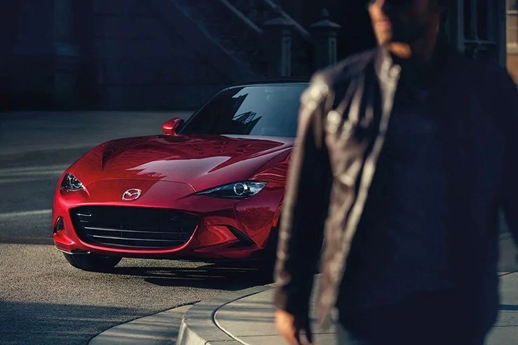 Mazda Việt Nam "thả thính" MX-5 mui trần thể thao bản 35 năm