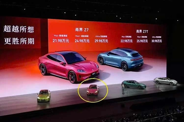 Màn ra mắt "sượng trân" của Huawei Shangjie Z7 giống y Porsche Taycan