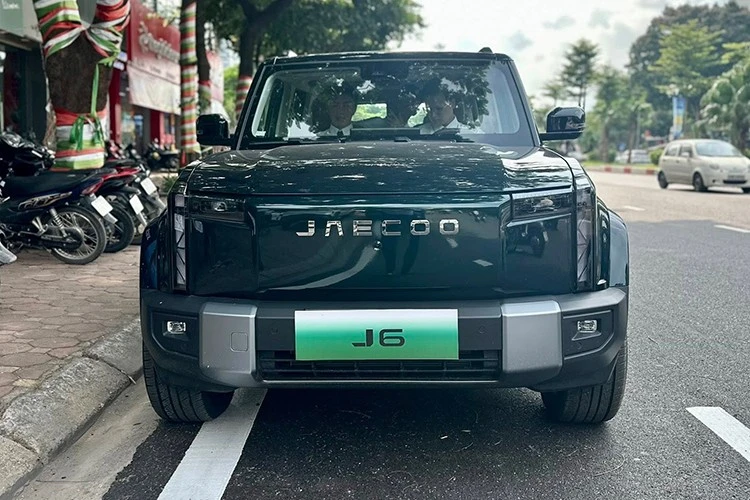 "Tóm gọn" Jaecoo J6 điện lăn bánh trên phố Việt, khoảng 900 triệu đồng