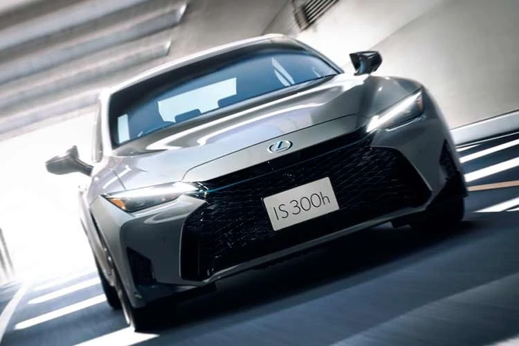 Chi tiết Lexus IS300h 2026 giá 2,29 tỷ đồng, "hồi sinh" về Việt Nam?