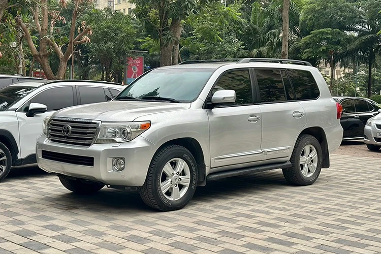Toyota Land Cruiser 2014 nhập Mỹ chạy chán, bán tới 2,5 tỷ ở Hà Nội
