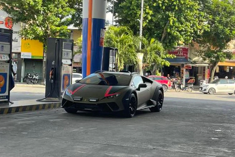 "Tóm gọn" siêu bò Lamborghini Huracan Sterrato tại Huế mộng mơ