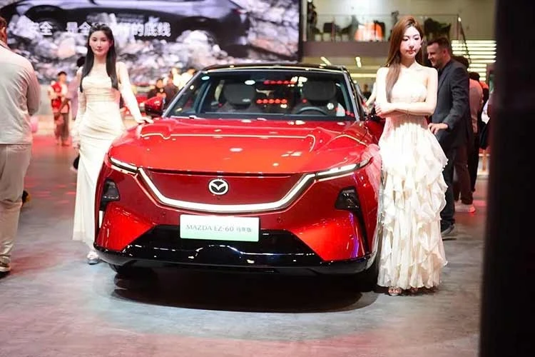 Mục sở thị Mazda CX-6e phiên bản Bính Ngọ giá chỉ từ 489 triệu đồng