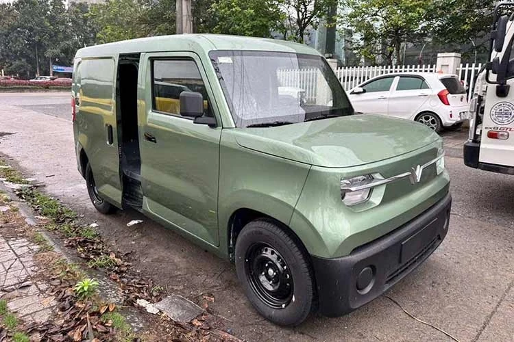VinFast EC Van chạy điện bản cửa lùa lộ diện "bằng xương bằng thịt"