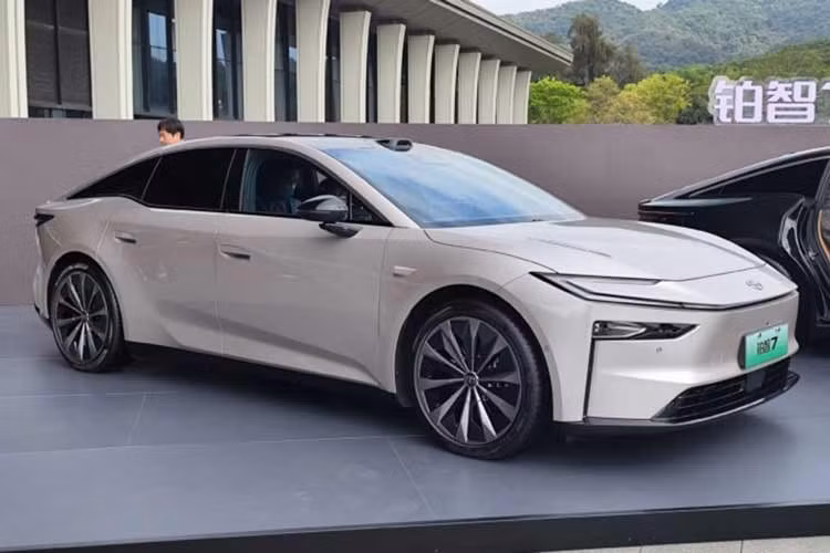 Toyota bZ7 cực hút khách, "cháy hàng" với hơn 3.100 đơn chỉ sau 1 giờ