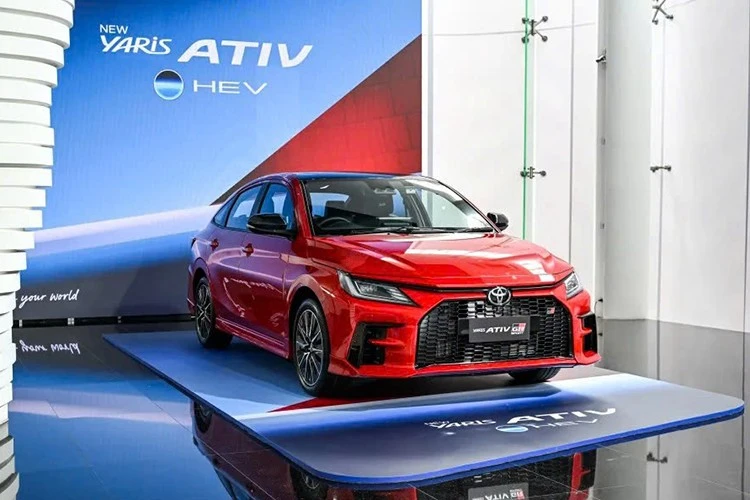 Cận cảnh Toyota Vios Hybrid 2025 "mới cứng", từ 582 triệu đồng