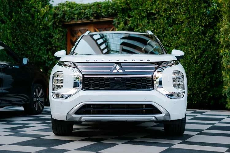 Mitsubishi Outlander 2026 mở bán từ 29.995 USD, thêm động cơ hybrid mới