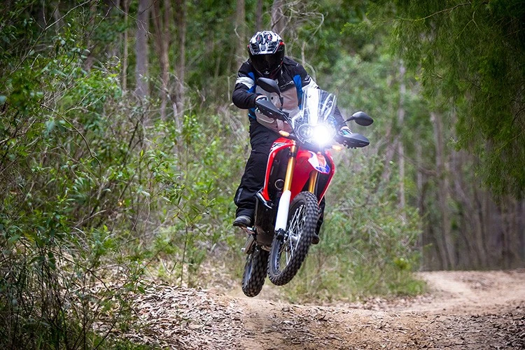 Honda CRF250 Rally 2025 thêm màu mới, khoảng 178 triệu đồng