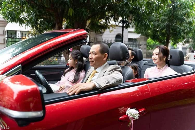 Tỷ phú Phạm Nhật Vượng cầm lái VinFast VF8 mui trần trong lễ cưới con trai