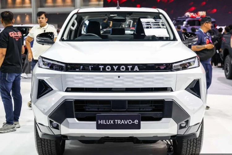 Cận cảnh Toyota Hilux chạy điện tới 1,2 tỷ đồng - chạy 240km/sạc