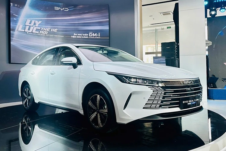 BYD Seal 5 ra mắt Việt Nam - sedan "siêu tiết kiệm xăng" từ 696 triệu đồng