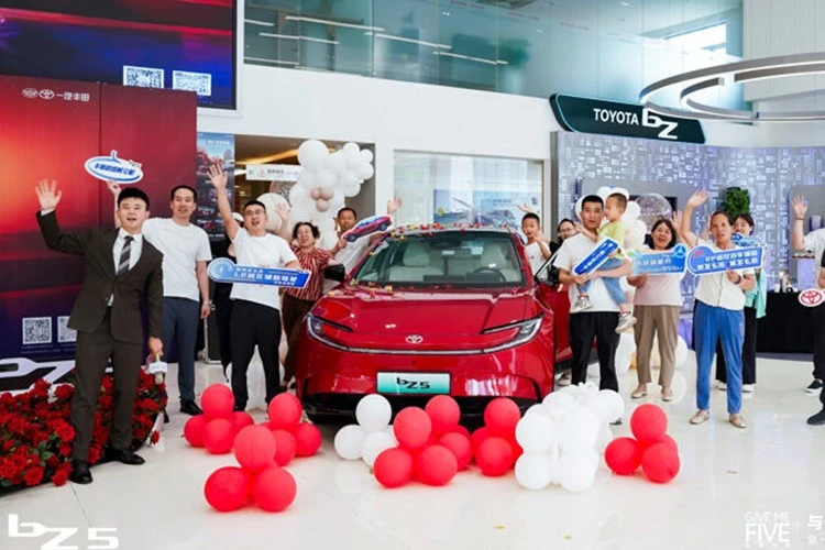 Toyota bZ5 từ 471 triệu đồng đến tay khách hàng Trung Quốc