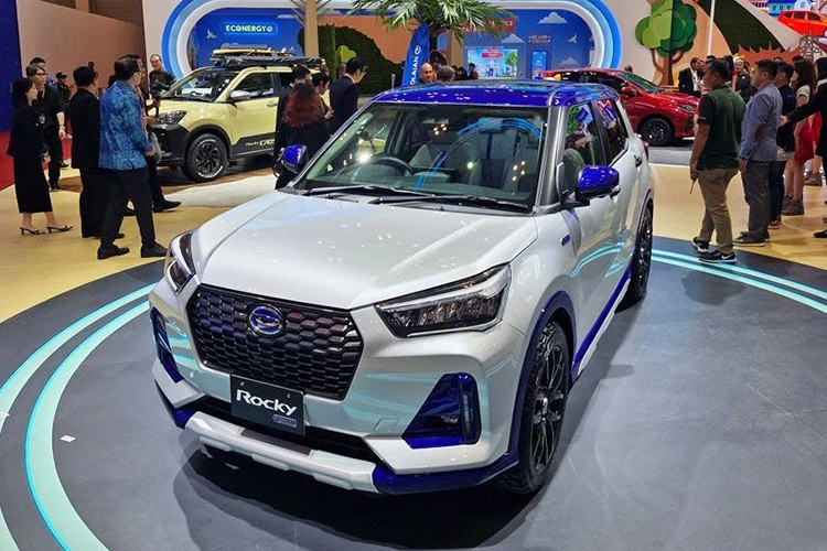 Daihatsu Rocky - đàn em Toyota Raize chỉ 474 triệu "ăn xăng như ngửi"