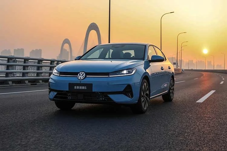 Volkswagen Sagitar S từ 279 triệu đồng - sedan giá rẻ trang bị "xịn sò"