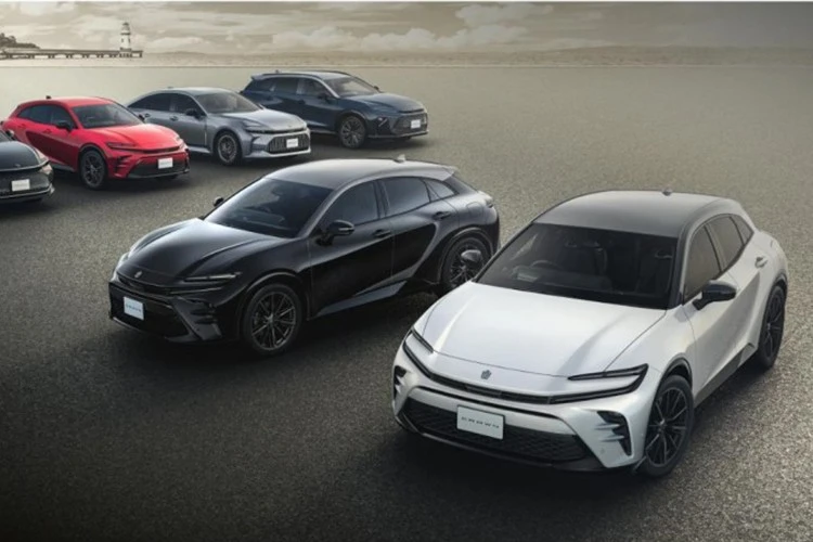 "Soi" Toyota Crown Sport The 70th đặc biệt từ 929 triệu đồng