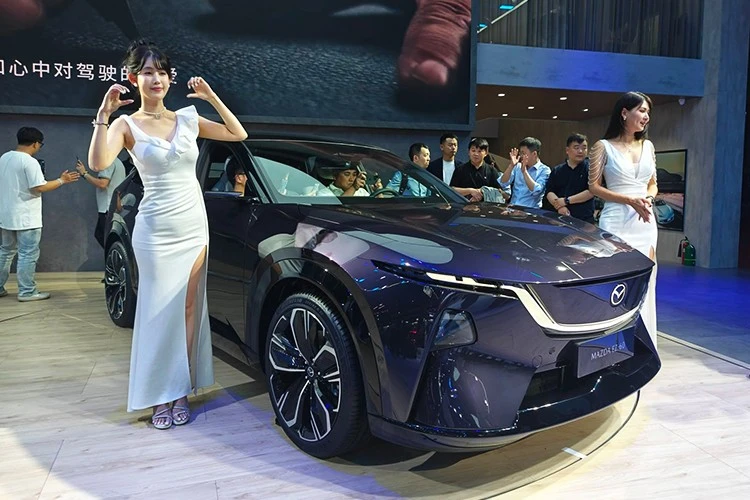Mazda EZ-60 "cháy hàng" với 33.000 đơn mua xe dù chưa ra mắt