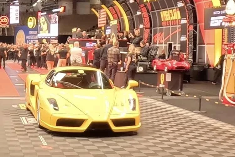 Ferrari Enzo tuổi đời 23 năm được "chốt hạ" với giá gần 430 tỷ đồng