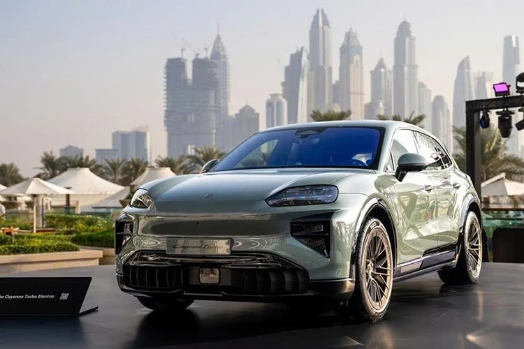 View - Porsche Cayenne Electric 2026 ra mắt với sạc không dây, giá 163.000 USD | Báo Tri thức và Cuộc sống - TIN TỨC PHỔ BIẾN KIẾN THỨC 24H