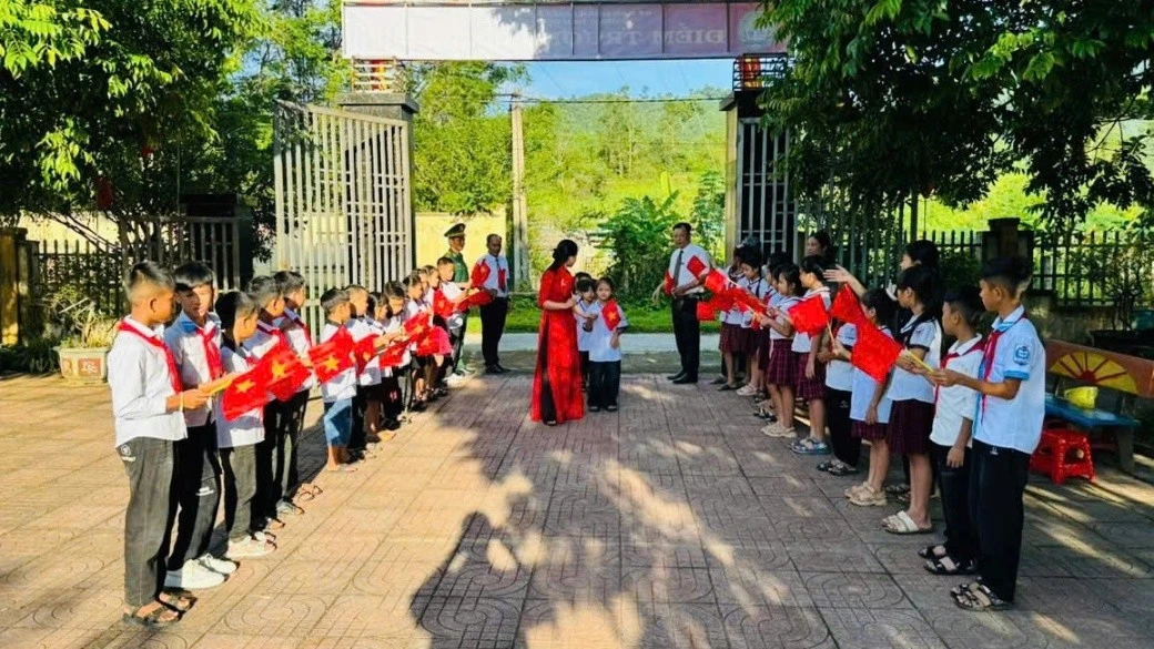 Rộn ràng tiếng trống khai giảng tại điểm trường đặc biệt ở Hà Tĩnh