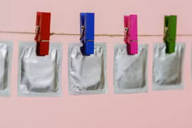 Vợ chồng vùng vằng chuyện "áo mưa"