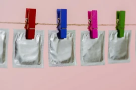 Vợ chồng vùng vằng chuyện "áo mưa"