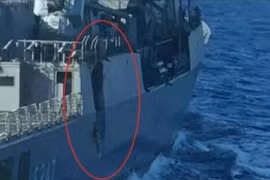 Khinh hạm Thổ bị thủng lỗ lớn sau va chạm với tàu chiến Hy Lạp