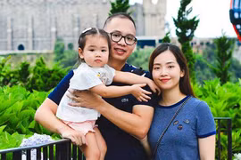 Ông bố đưa vợ bầu, con nhỏ phượt từ Hà Nội vào Quảng Nam