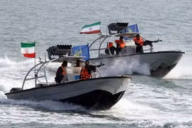 Xuồng cao tốc Iran mang vũ khí gì mà tự tin "cà khịa" tàu chiến Mỹ?