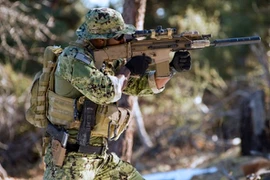 Binh lính bảo vệ sứ quán Mỹ thường sử dụng vũ khí gì?