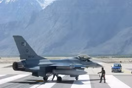 Tình báo Ấn Độ phát hiện TQ tập kết loạt tiêm kích J-10 ở Kashmir