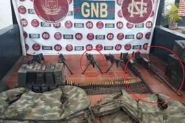 Soi vũ khí trên xuồng chiến đấu của lính đánh thuê Venezuela vừa bắt