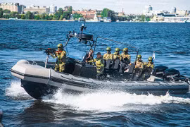 Ít ai biết hãng Kalashnikov có bán xuồng tuần tra cao tốc BK-10 cực mạnh 