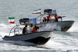 Xuồng cao tốc Iran mang vũ khí gì mà tự tin "cà khịa" tàu chiến Mỹ?