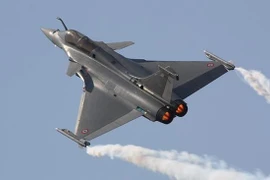 Ấn Độ cho Rafale bay biểu diễn gần biên giới thị uy trước Trung Quốc 