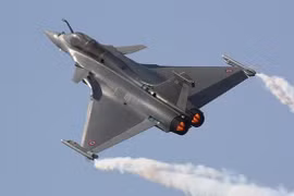 Ấn Độ cho Rafale bay biểu diễn gần biên giới thị uy trước Trung Quốc 