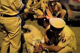 Đối tượng cầm dép đánh thẳng vào mặt CSGT: "Người nhà tôi làm công an cả đấy!"