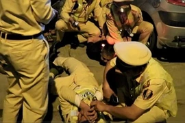 Đối tượng cầm dép đánh thẳng vào mặt CSGT: "Người nhà tôi làm công an cả đấy!"