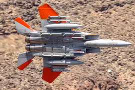 Choáng ngợp khả năng tải vũ khí hạng nặng của "đại bàng bất bại" F-15EX